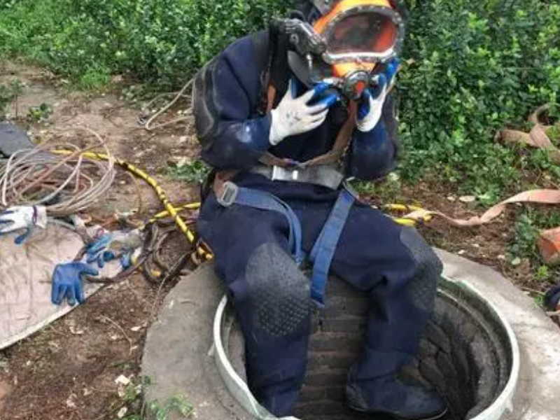 青山区红钢城青山百货商场疏通下水道清理化粪池